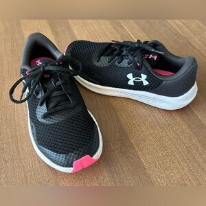 Under Armour Girls size 5.5 Youth Black Gray Pink Lightweight Athletic Shoes